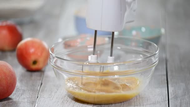 Geslagen eieren met mixer zwaait in kom. Het maken van Layer Cake. Serie. — Stockvideo