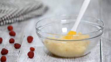 tavuk yumurtası hamur ekleme.