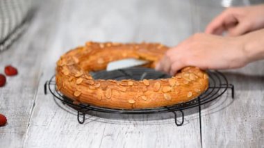 Choux pasta kek fırından yeni çıkmış. Ev yapımı choux pasta kek Paris Brest ahududu ile yapmak.