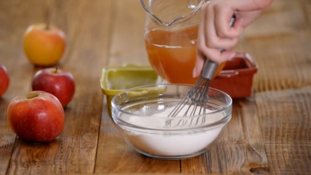 Frau in Küche macht Apfelpudding. — Stockvideo
