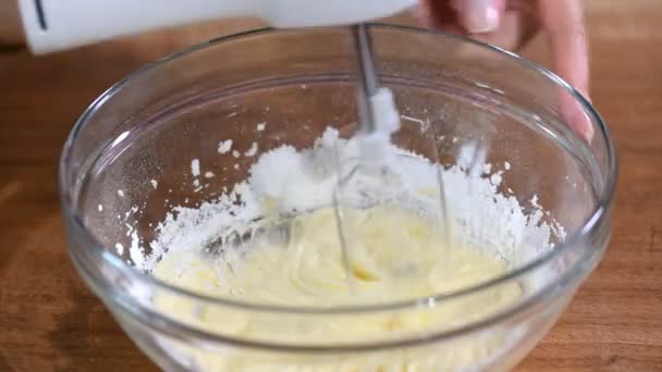 Homemade bakken met de handmixer van grunge auto en ingrediënten van poedersuiker en boter. — Stockvideo