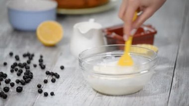 Tereyağlı krema mutfak üzerinde yemek. Pudra krem mutfakta karıştırma.