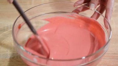 Yakın çekim, spatula pembe berry mousse ile karıştırma.