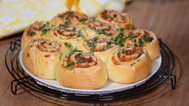 Panecillos de levadura con queso parmesano. Cepille los bollos con una mantequilla derretida y eneldo . — Vídeos de Stock