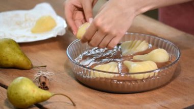 Pasta şefi mutfakta çikolatalı armut kek yapma