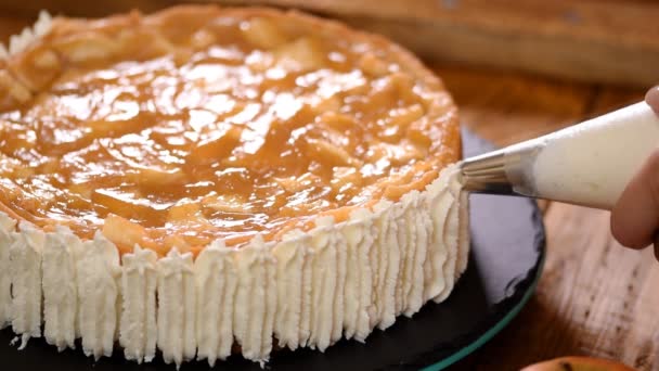 El chef de pastelería decora un pastel de manzana en una tienda de dulces . — Vídeos de Stock