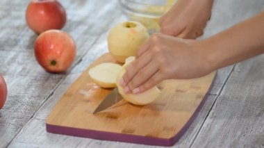 Kesme elma dilimleri üzerinde. Malzemeler elmalı pasta pişirme için hazırlanıyor. Şef mutfak ahşap tahta, sağlıklı elma dilimleme. Soyulmuş elma Dilimleme.