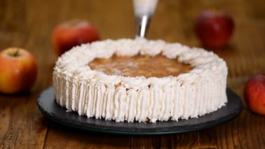 Pasta şefi bir şeker dükkanı bir elma pasta Süsle.