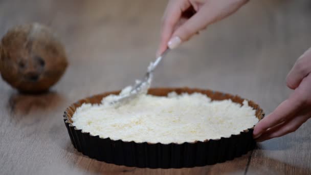 Woman making No Bake Chocolate Coconut Tart — Stock Video