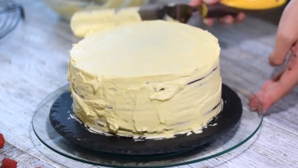 Padaria chef decorar bolo com creme. Concept café e padaria, padaria e indústria, como fazer um bolo — Vídeo de Stock