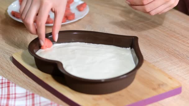 El proceso de preparación del pastel en forma de corazón. Pastelero paso a paso haciendo un pastel . — Vídeo de stock