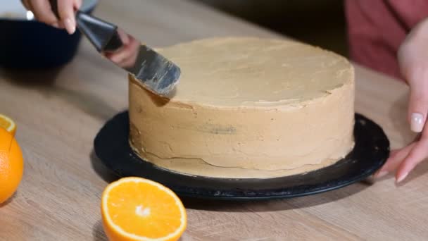 De chef van het gebakje het maken van taart in keuken. — Stockvideo