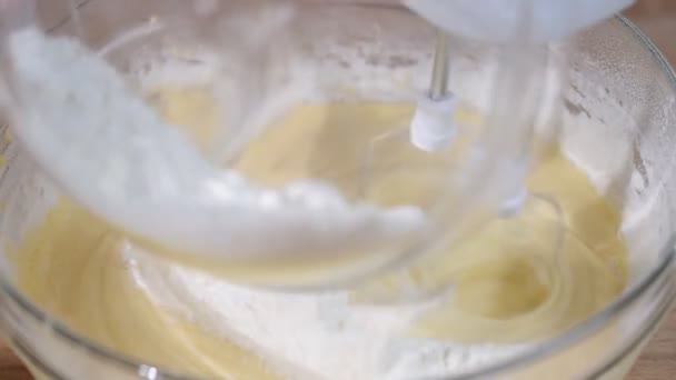 Woman pouring flour into cake batter — Stock Video