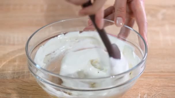 Maken van een crème voor zelfgemaakte cakes. — Stockvideo