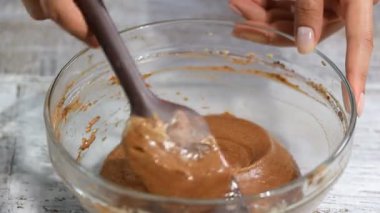 Dişi el spatula ile çikolata meyilli karıştırın.