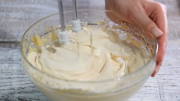 Maken van een crème voor zelfgemaakte cakes. — Stockvideo