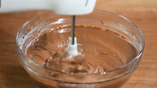Schokoladenkuchenteig mischen. — Stockvideo