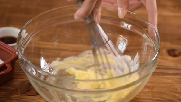 Mixing butter and sugar in bowl. — Stock Video