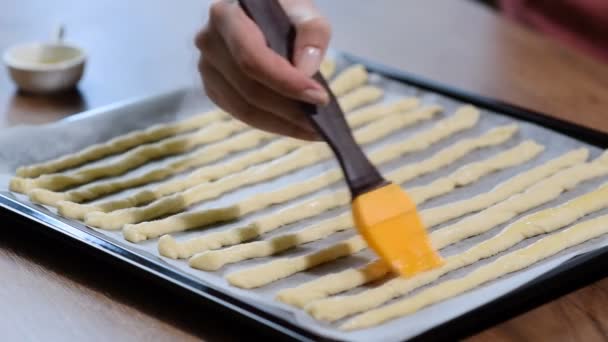 Mujer en cepillo de cocina grissini con aceite de oliva. Cocinar grissini italiano . — Vídeo de stock