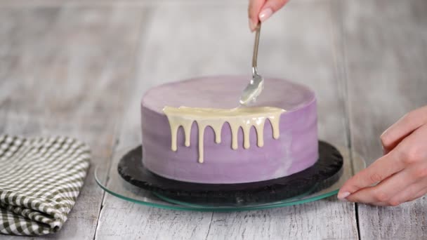 Preparación de un pastel navideño. La chica vierte chocolate blanco líquido . — Vídeos de Stock