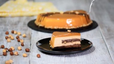 Ev yapımı karamel Mousse kek parçası