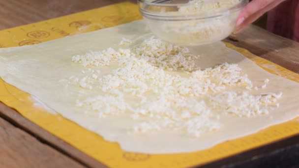 Kobieta stawia ser napełniania na ciasto. Tworzenie buków serowych — Wideo stockowe