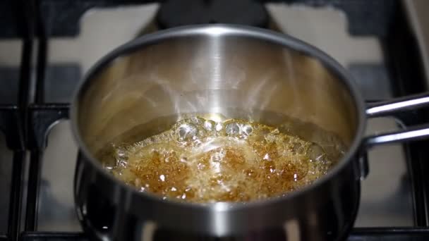 Kola matlagning kastrull på köket. — Stockvideo