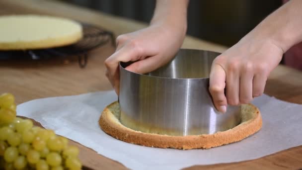 Banketbakker het snijden van de spons cake met een zoetwaren ring — Stockvideo