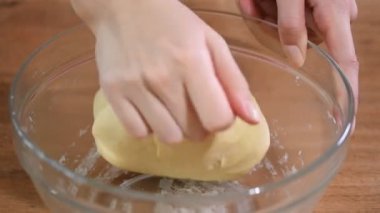 Aşçı elleri mutfakta hamur yoğurun.