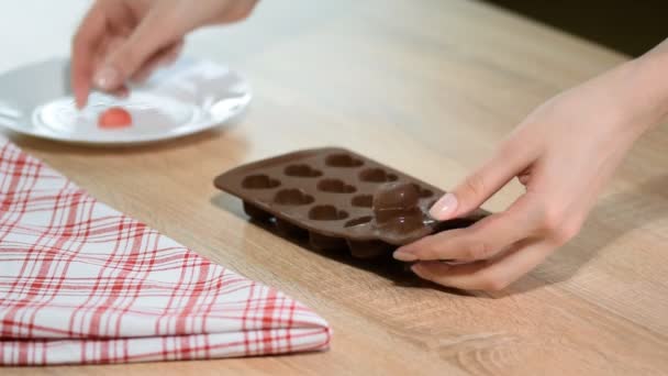 Making heart shaped candy of pink color. — Stock Video