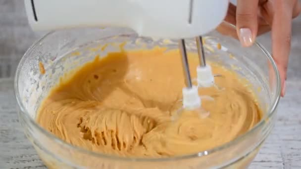 Mixer mixt Karamellteig für Kuchen. — Stockvideo