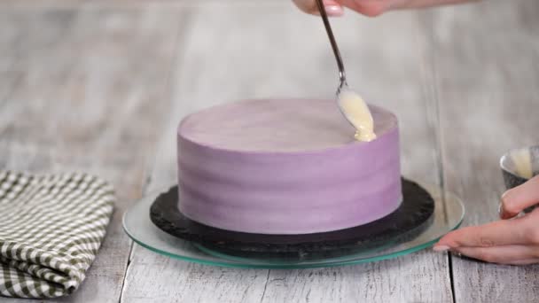 Preparação de um bolo de férias. A menina derrama chocolate branco líquido . — Vídeo de Stock