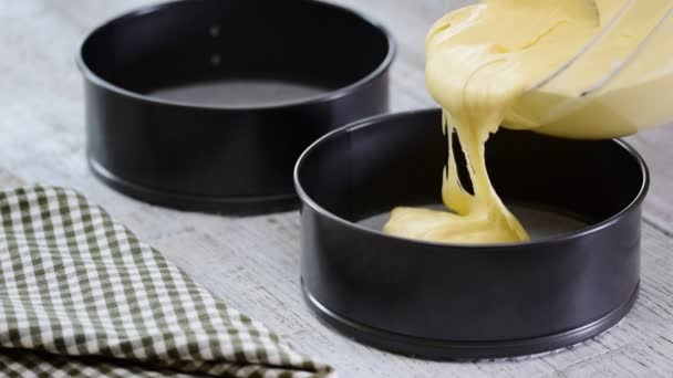 Vierte la mezcla de pastel en estaño. Haciendo masa de pastelería. Hacer torta con relleno de crema de mantequilla . — Vídeo de stock