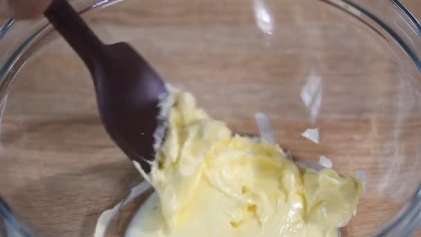 Butter wird mit Zucker vermischt — Stockvideo