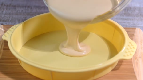 Pouring caramel mousse into silicone mold. — Stock Video