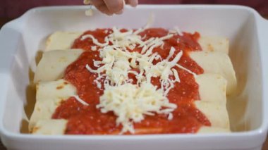 Ev yapımı tavuk enchiladas tabak içinde. Meksika böreği pişirme.