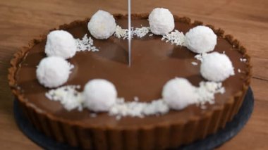 Bir parça çikolata Hindistan cevizi tart kesme.