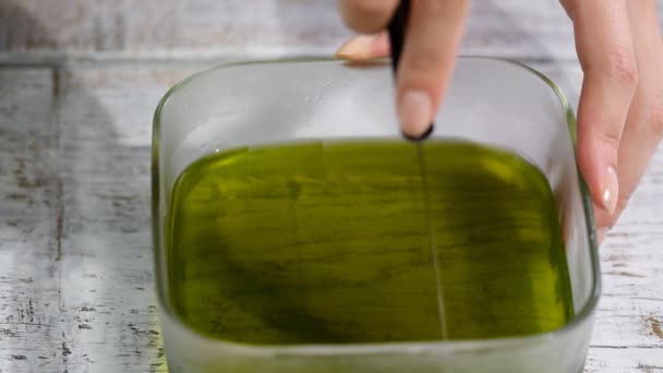 Mani femminili che tagliano la gelatina verde a pezzi . — Video Stock