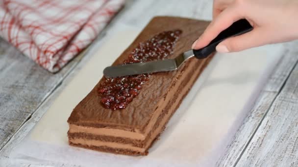 Pastelero haciendo pastel de chocolate. El proceso de hacer un pastel . — Vídeos de Stock