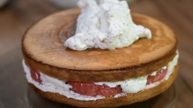 Pastane chef Pasta krema ile süsleyin. Konsept Cafe ve fırın, pastane işletme ve endüstri, bir kek yapmak nasıl.