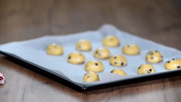 Plätzchen zum Backen zubereiten. der Prozess der Arbeit in der Küche. — Stockvideo