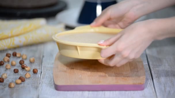 Mãos tirando o bolo de mousse de um molde de silicone flexível . — Vídeo de Stock