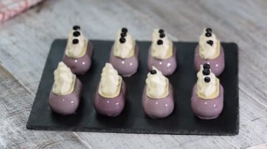 Pudra bir yaban mersini sırlı tatlıları imalatı ile mousse Kek süsle.