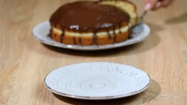 Boston kremalı pasta çikolata camlı. Kapta Boston kremalı pasta bir parça koymak.