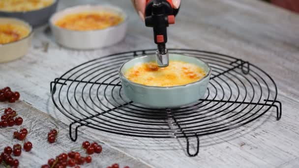 Caramelizing Creme brulee. Francuski deser. — Wideo stockowe