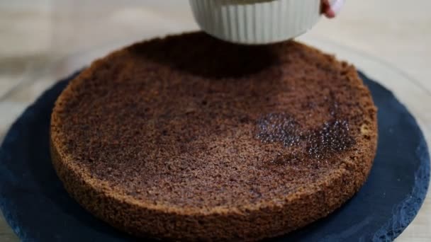 Blötläggning sockerkaka lager med sockerlag. Begreppet matlagning. — Stockvideo