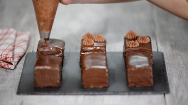 Kremalı çikolatalı kek dekorasyon. Bir tatil için kremalı pasta.