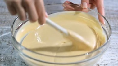 Tatlıcı Şef pasta için karamel Mousse karışımları