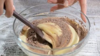 Kakao tozu, un ve dövülmüş yumurta karıştırma. Çikolata katman kek yapmak. Serisi.