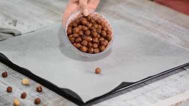 Kadın fındık fırın tepsisine koyun.